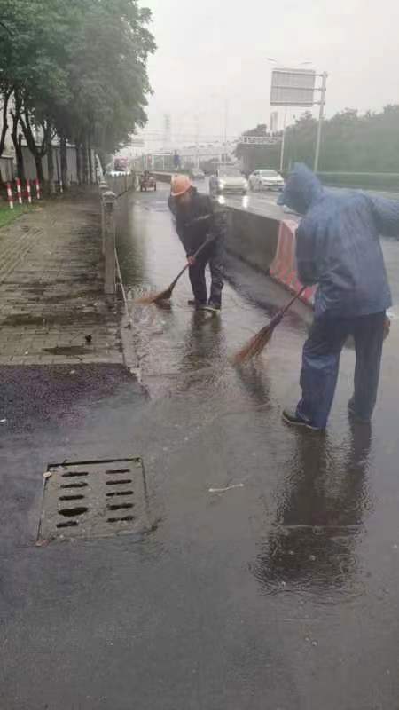 迅速处置路面积水、社区自查排水系统，嘉定各街镇园区全力应对“暴力梅”