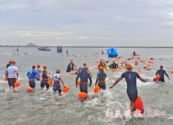 近千铁人齐聚涌动城市沙滩