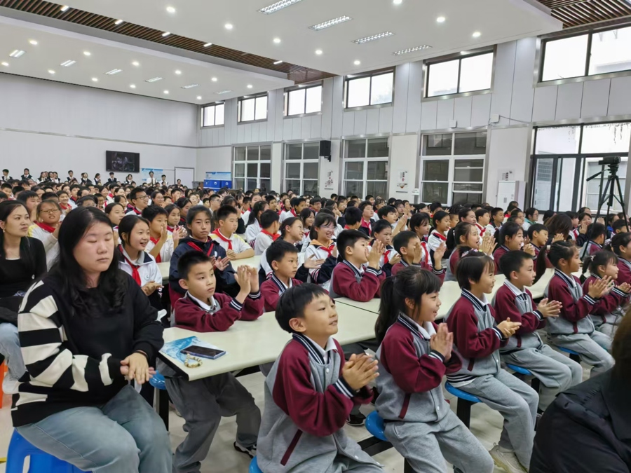 “百灵鸟”飞到陈伯吹罗店实验学校，艺术家与孩子们同台