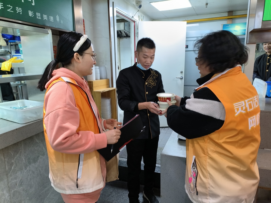 送粥送福献爱心，这个“暖心小铺”带来新年的第一缕年味