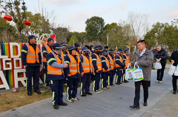 区绿化市容局慰问环卫一线职工