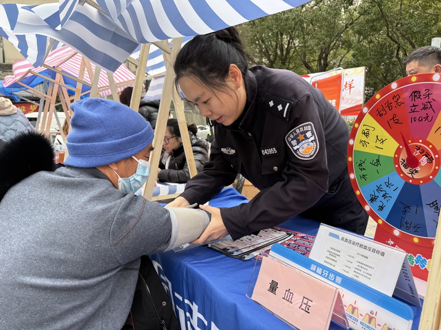 传承雷锋精神闵行公安开展系列公益活动