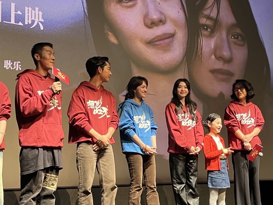 “首映上海”迎来“想飞的女孩”，刘浩存、文淇在上海创下这一纪录