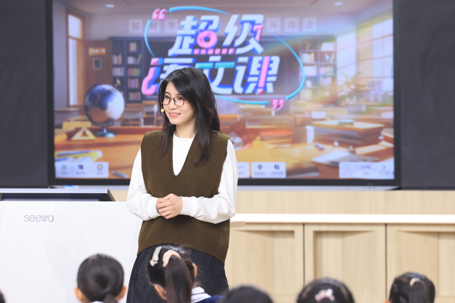 以作家身份“重回”课堂，八月长安：人的一生都无法摆脱“青春”课题