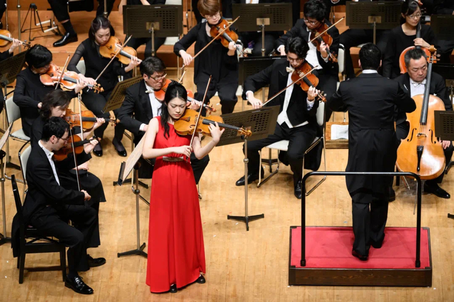 “00后”中国女孩东京夺冠，日本观众排队索要签名