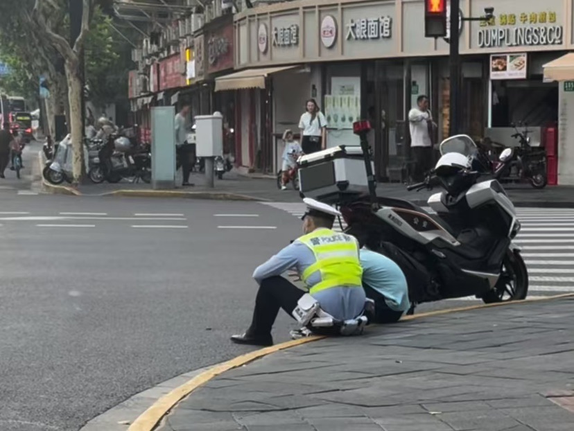 晚高峰路口的“心灵绿灯”：上海一交警席地而坐安抚哭泣男孩