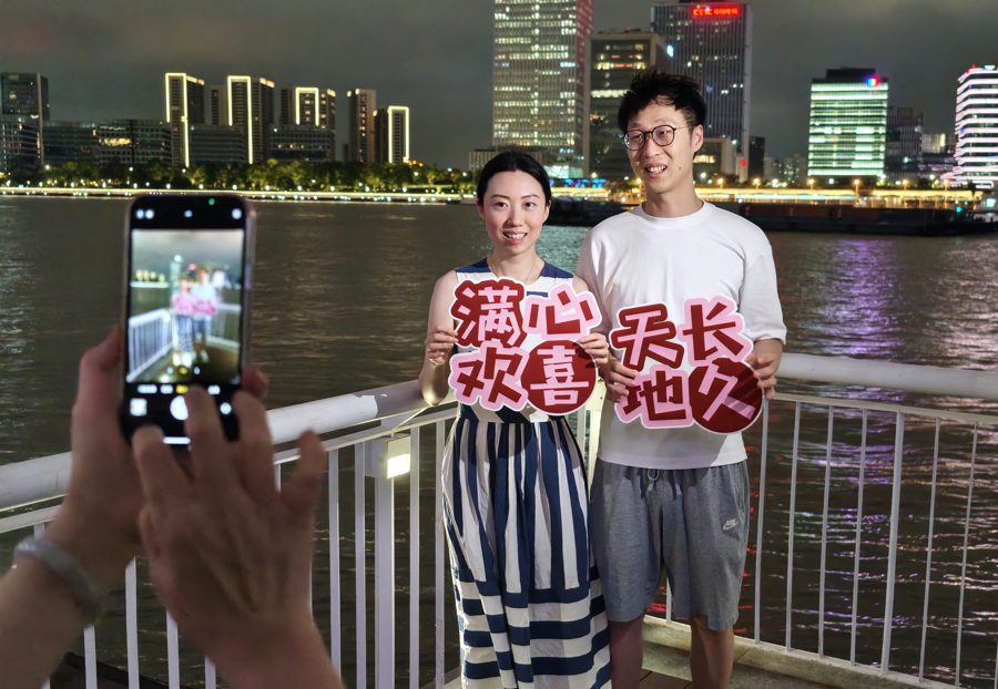 每周六晚！黄浦江畔上演“天空证婚”，无人机送祝福点亮“甜蜜经济”