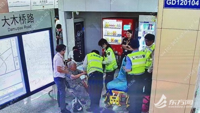 地铁12号线大木桥路站温情一刻：老人不慎摔倒，值班站长迅速行动助其就医