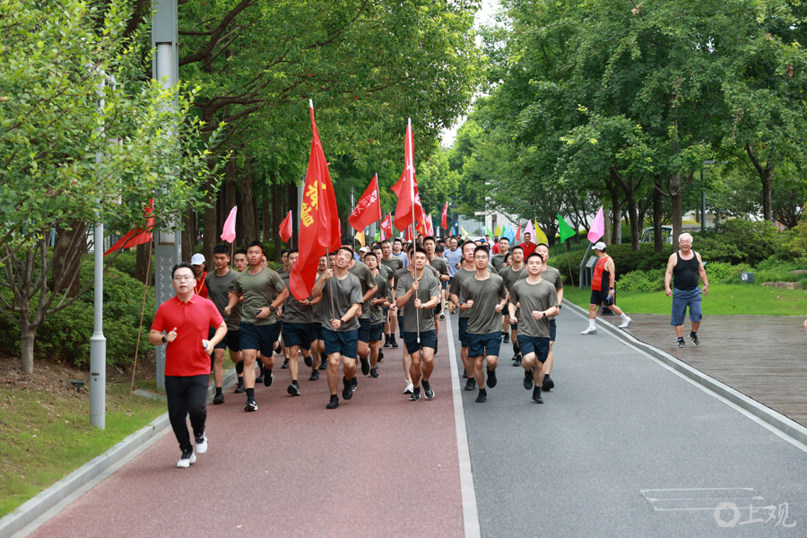 庆“八一”军民长跑活动今早在黄浦滨江开跑