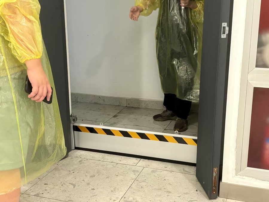 临港新片区：高层建筑电梯防汛出新招，物业管家为上班族解后顾之忧