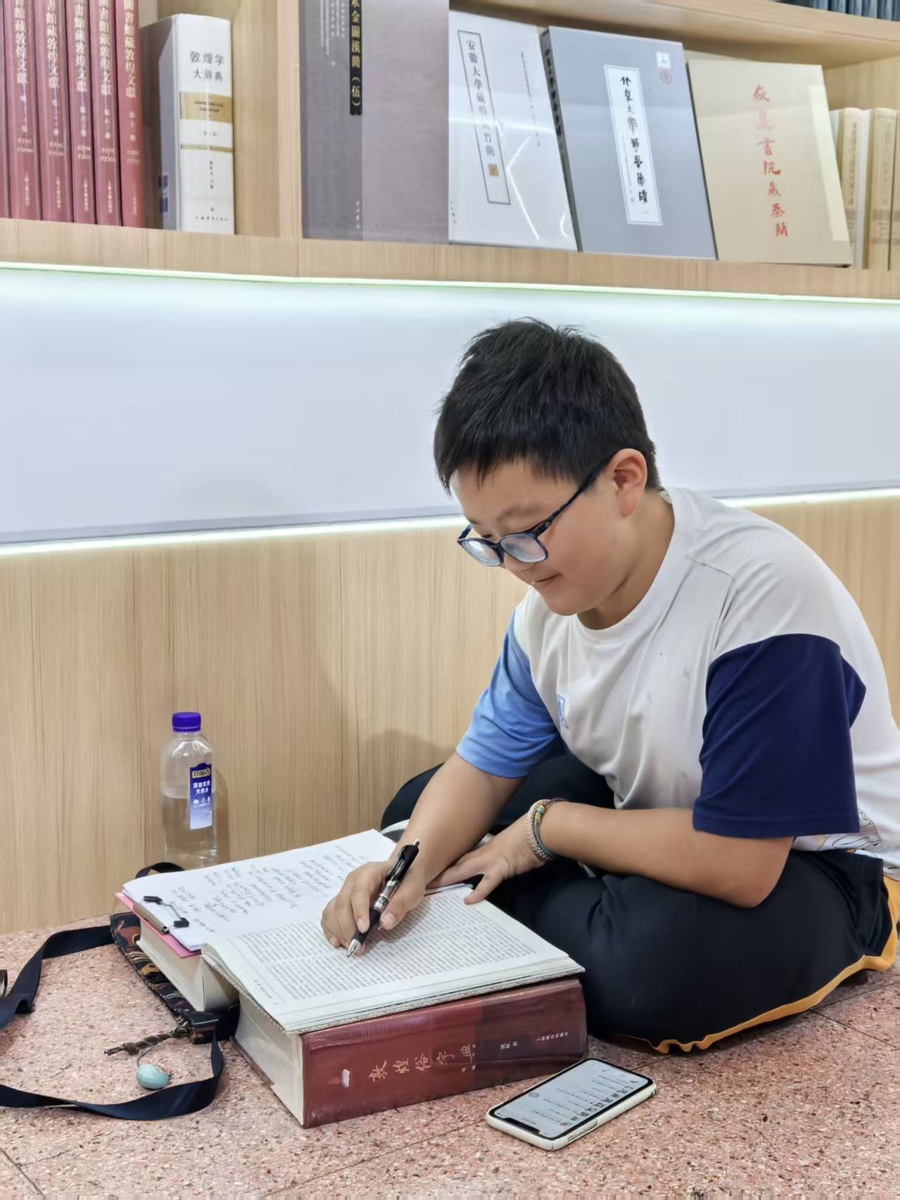 上海书展动人一幕：12岁少年抄录《敦煌学大辞典》
