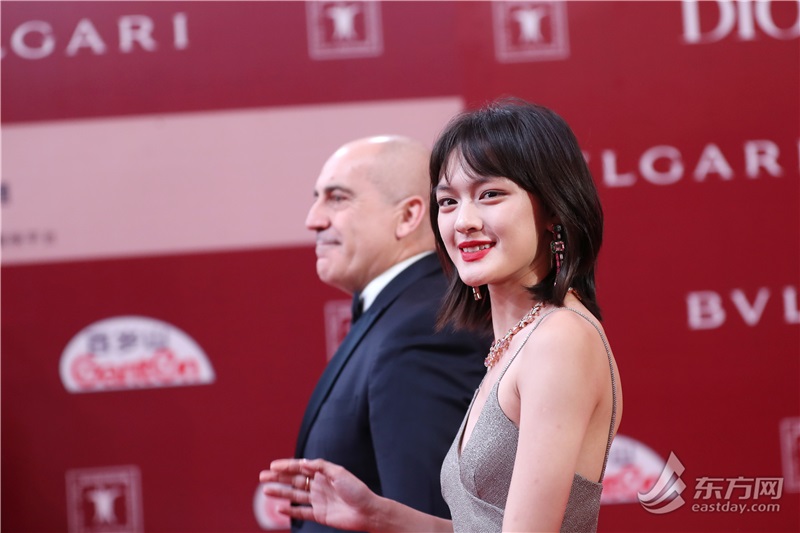 演员文淇以宝格丽代言人的身份踏上红毯