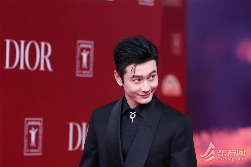 新晋金爵奖最佳男演员黄晓明做出俏皮表情