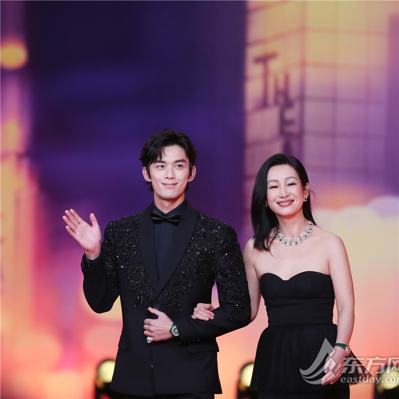 演员吴磊和秦海璐作为特邀嘉宾踏上红毯
