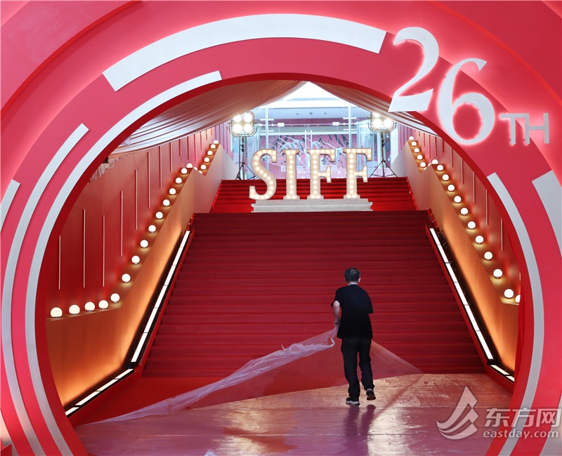 红毯仪式开始前,主持人和工作人员做准备工作