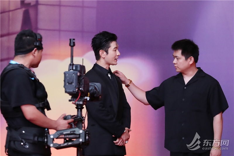 黄晓明凭借电影《阳光俱乐部》的表现获得本届金爵奖最佳男演员,图为他走上红毯前整理服装