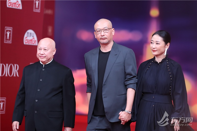 剧组《一个男人和一个女人》导演管虎牵着妻子、电影总制片人梁静的手踏上红毯