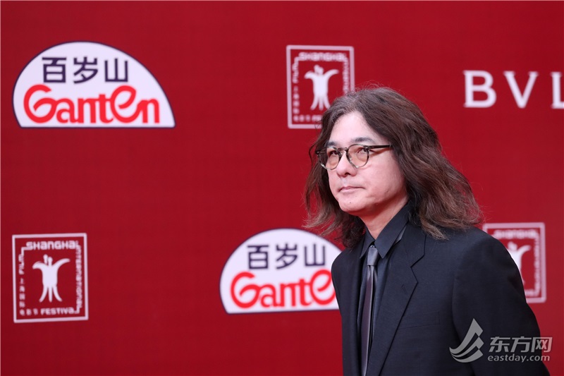 日本导演岩井俊二作为特邀嘉宾踏上红毯