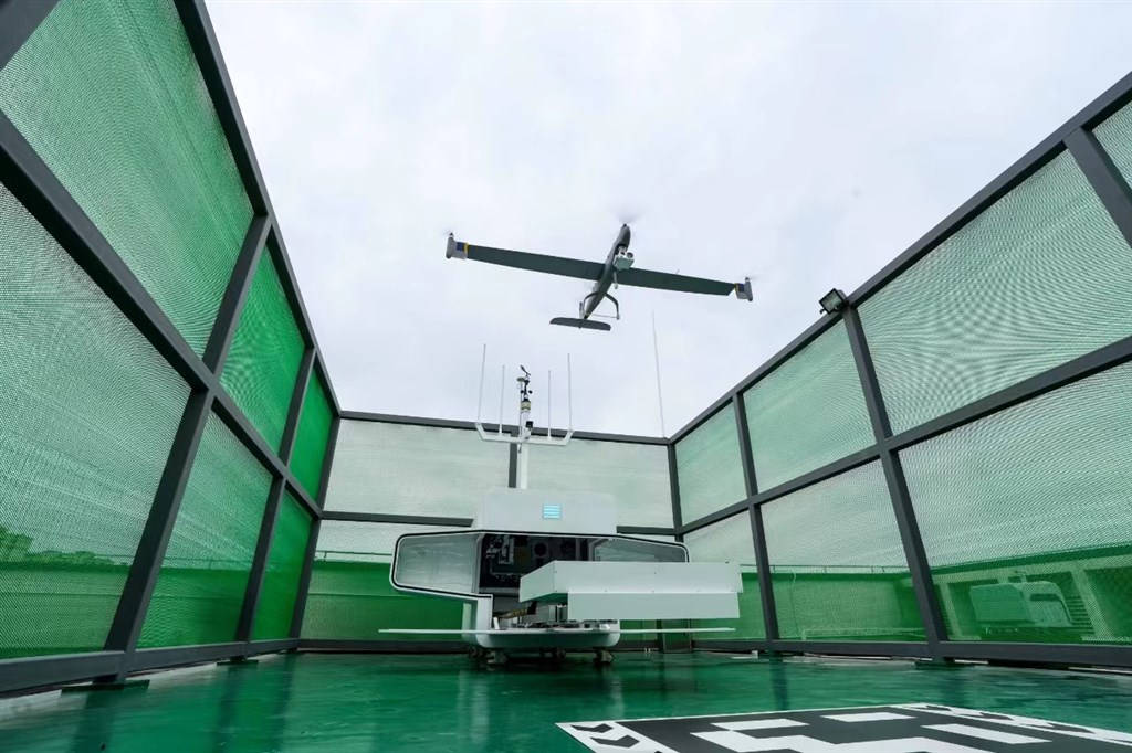 奉贤公安分局”龙鱼“固定翼无人机在奉城镇开展高空巡逻(警方供图,下同)