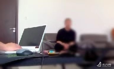 在外国兑钱的蔡某回国配合警方调查