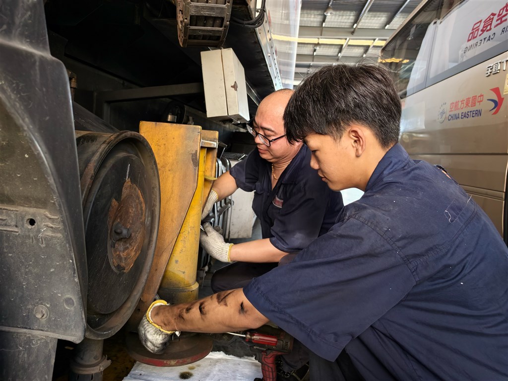 滔滔暖浪中，走近航空特种车辆的“急诊大夫”们｜夏令一线