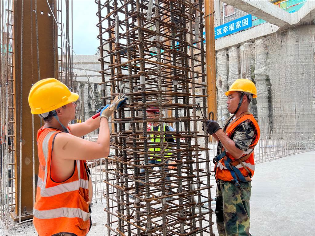 无惧“烤”验！走近“炎”值爆表都会建设者们