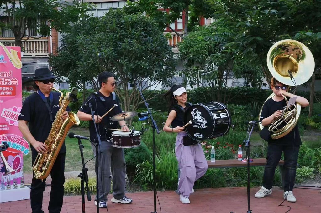 来自“爱乐之城”的浪漫：音乐家们走上陌头，市平易近旅客与“全城交响”欣喜相遇