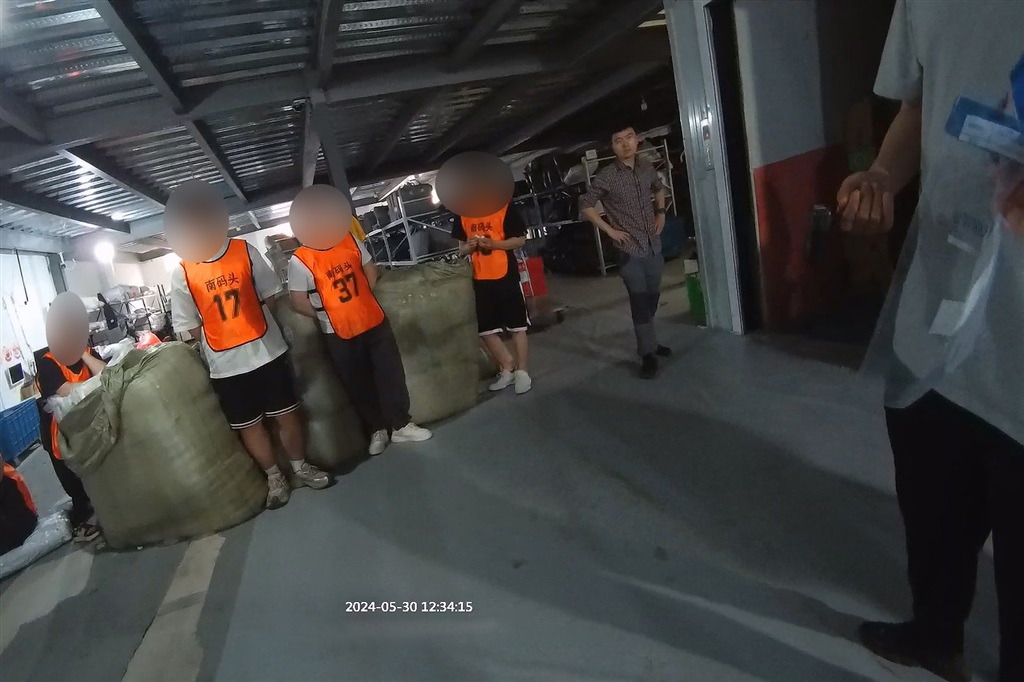 图说:在当地警方支持下,抓获张某、李某等6名犯罪嫌疑人(浦东警方供图,同下)