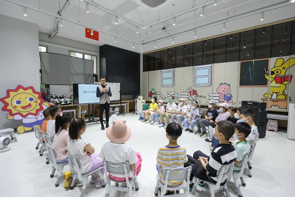 ▲中华全国总工会文工团与袋鼠宝贝之家合作大师课活动,主持人张健给孩子们上朗诵课(祎蕾拍摄)