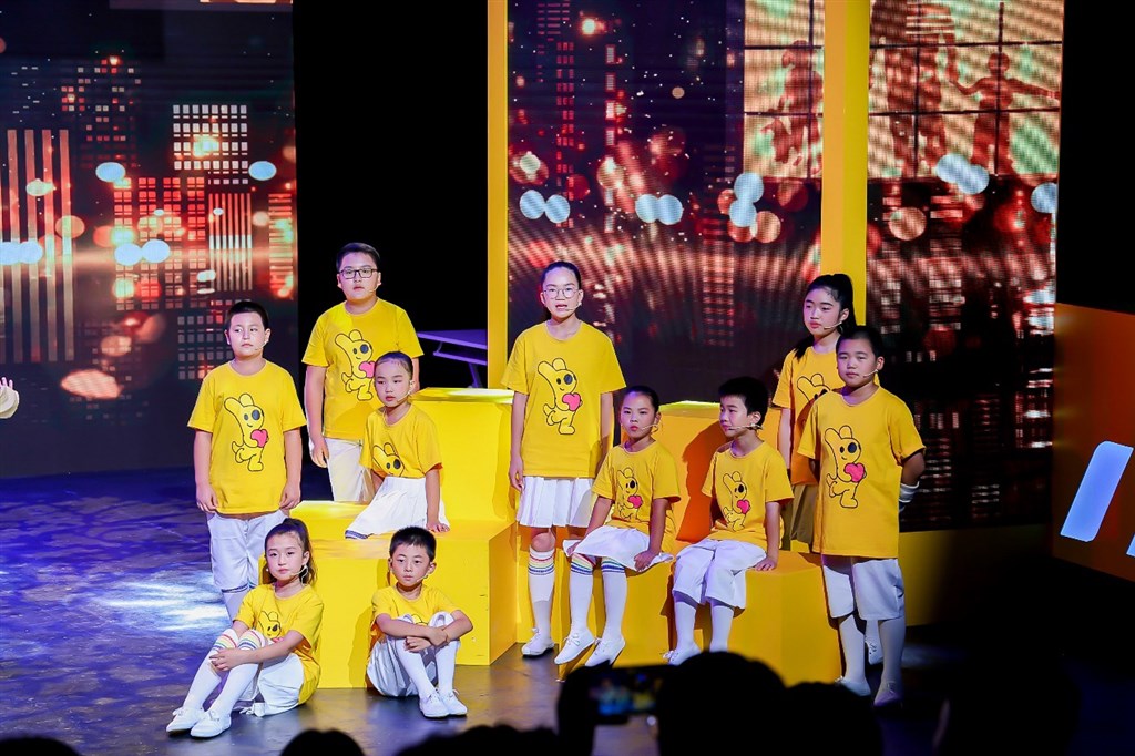 ▲袋鼠宝贝合唱团的孩子们在台上认真表演(泓力拍摄)