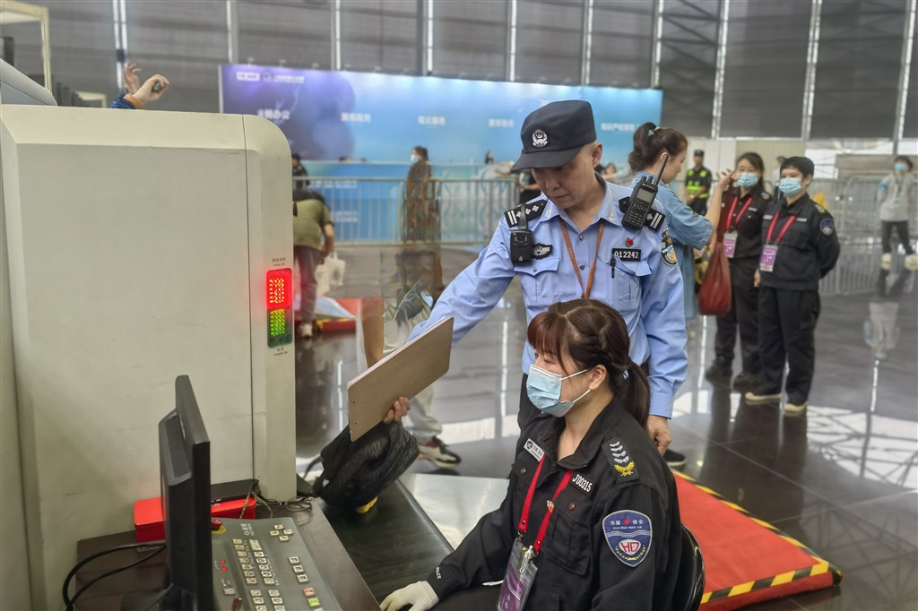 浦东警方展开“忠厚守护四十载 相伴奋入新期间” 保安行业主题鼓吹日勾当