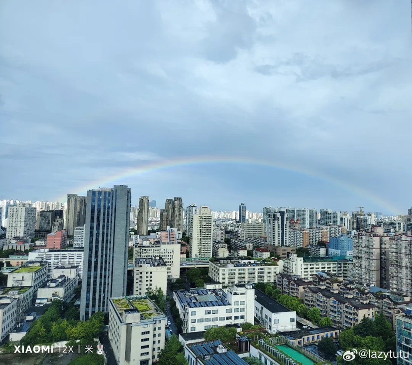 受台风外围影响，上海今晴和雨切换，风力入一步增年夜