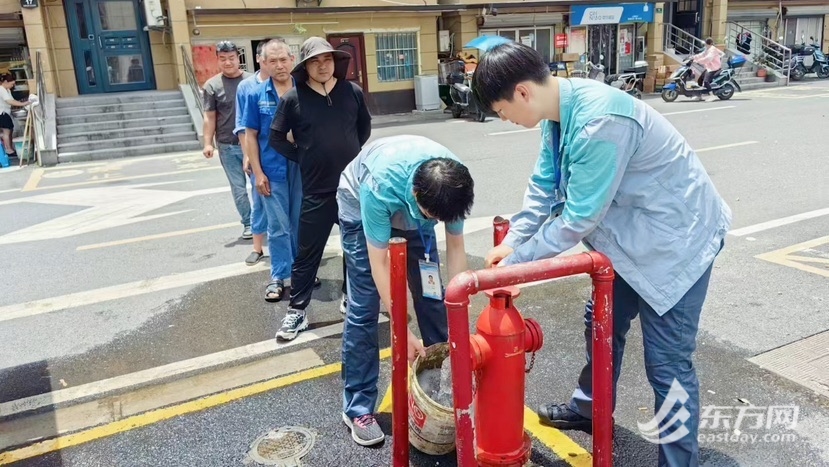 夏令一线｜三伏天穿越年夜街冷巷，这群“水管家”守护申城供水生命线