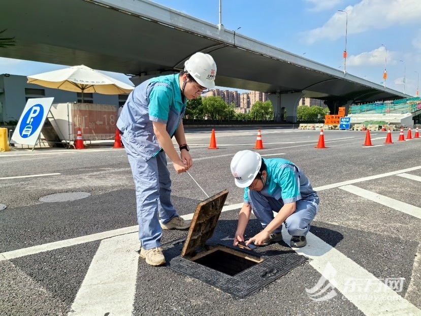 夏令一线｜三伏天穿越年夜街冷巷，这群“水管家”守护申城供水生命线