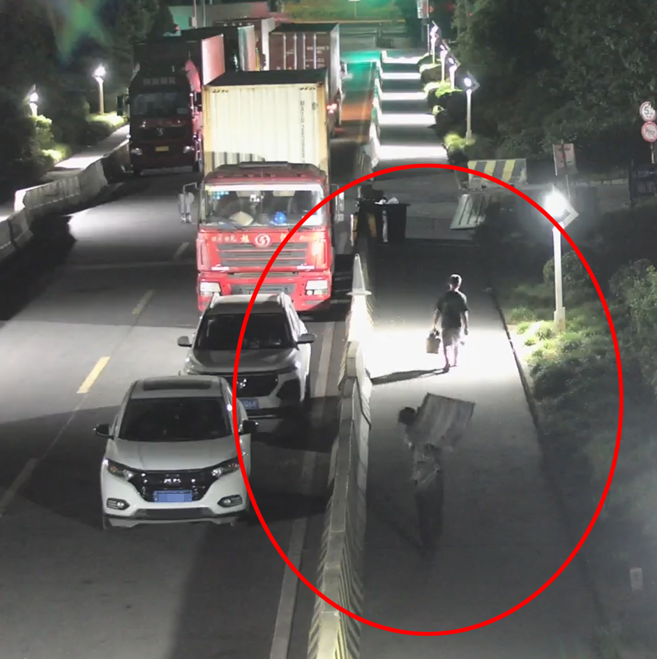 图说:集卡车零配件被盗(上海警方供图,同下)