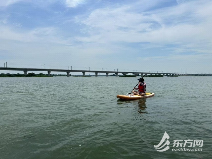 图说:上海中心气象台发布高温黄色预警信号,当天记者特意参加桨板划行,半小时后即感头晕目眩。 图源:俱乐部