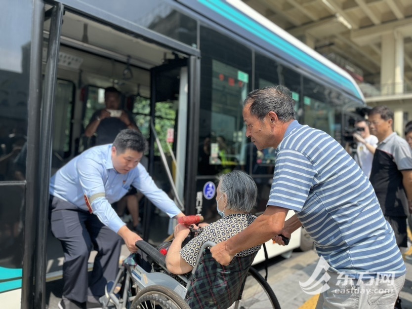 公交无障碍设施方便坐轮椅的老人上下车