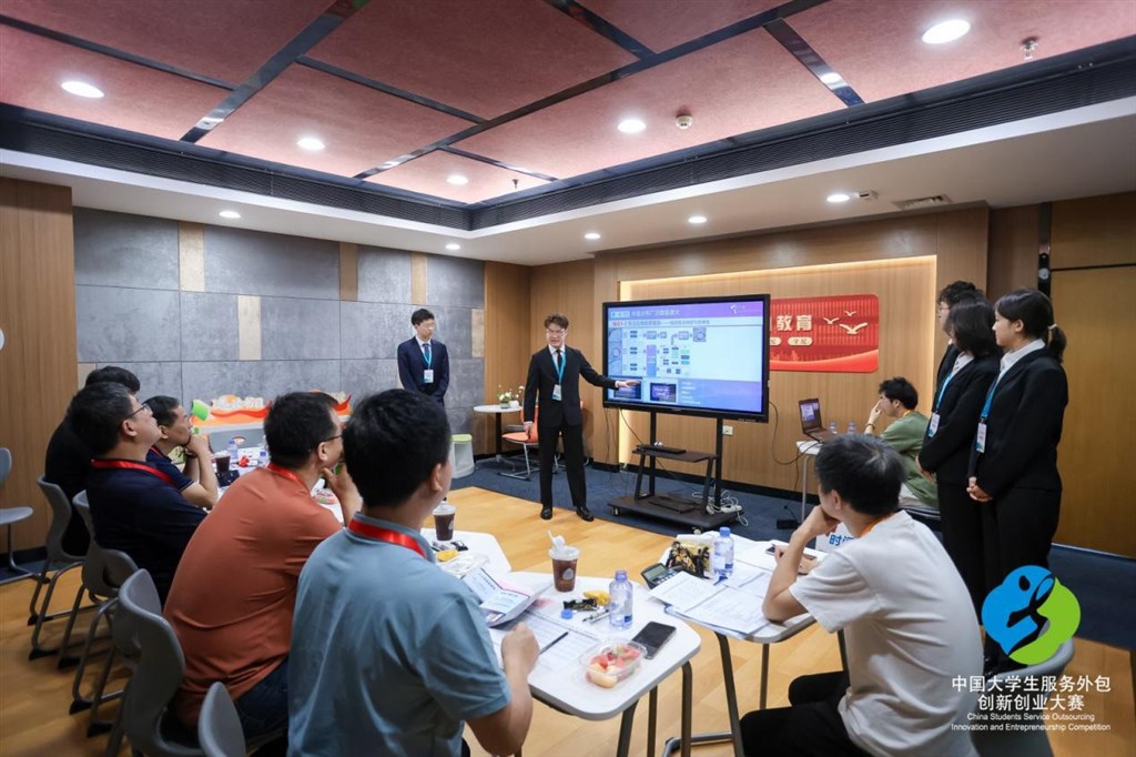 图说:参赛选手面向赛事评委进行方案介绍