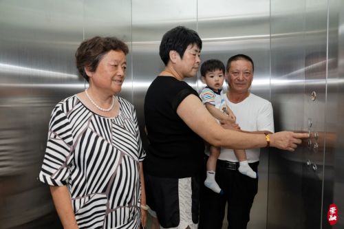 20240821103540066831.jpg 陈家镇新一批加装电梯启用2.jpg