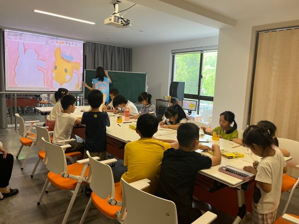 8.20春申复地城居委开展”童梦绘色 油彩飞扬“油画棒绘画活动3.jpg