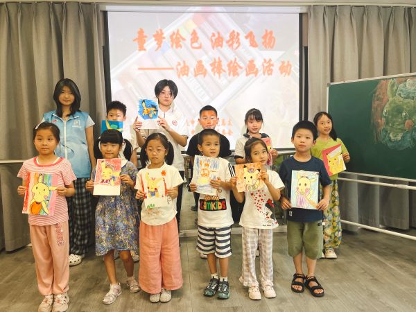 8.20春申复地城居委开展”童梦绘色 油彩飞扬“油画棒绘画活动1.jpg