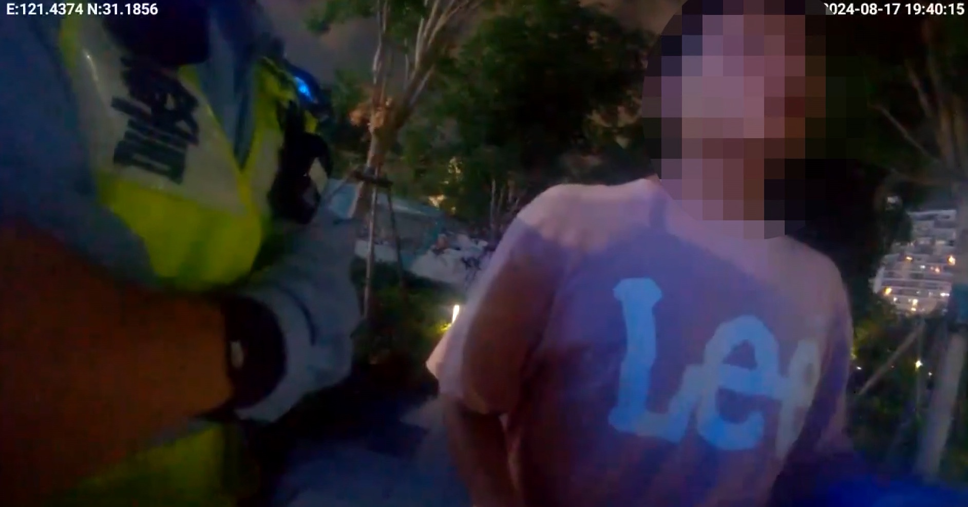 图说:8月17日,民警在现场找到“黄牛”梅某并询问(上海警方供图,同下)