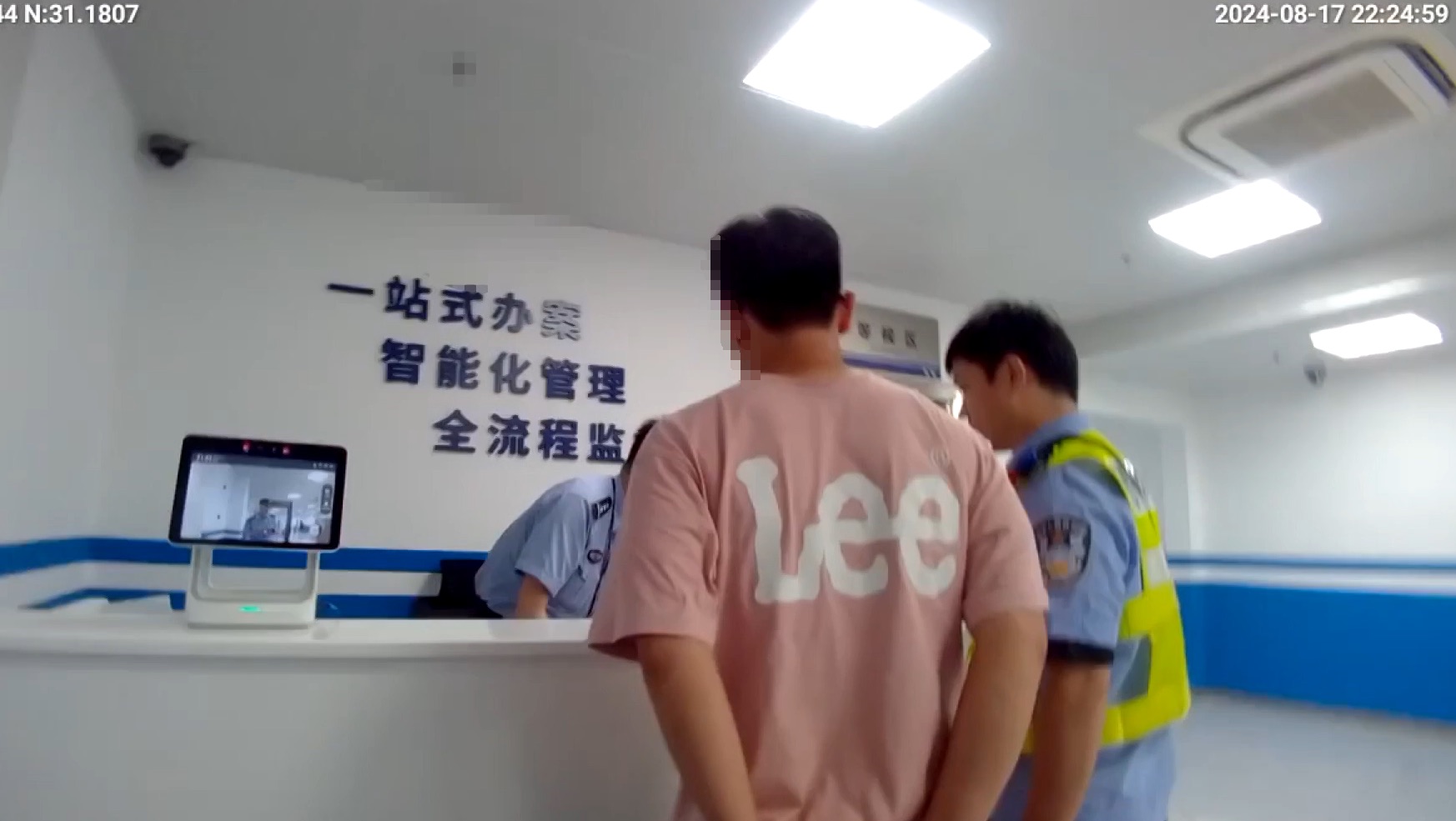 图说:民警将梅某带到办案中心