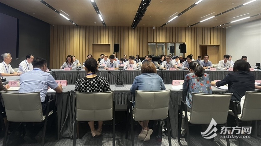 上海市发展改革委魏陆总经济师、市交通委蒋宏飞副主任、同济大学交通学院张戎教授共同担任听证人。共有消费者、申通地铁集团、专家学者、市人大代表、市政协委员、市国资委、久事集团、中铁第四勘察设计院、市交通运输行业协会、市消保委等19名听证会参加人参会。另有消费者替补及旁听人员各2名旁听了会议。