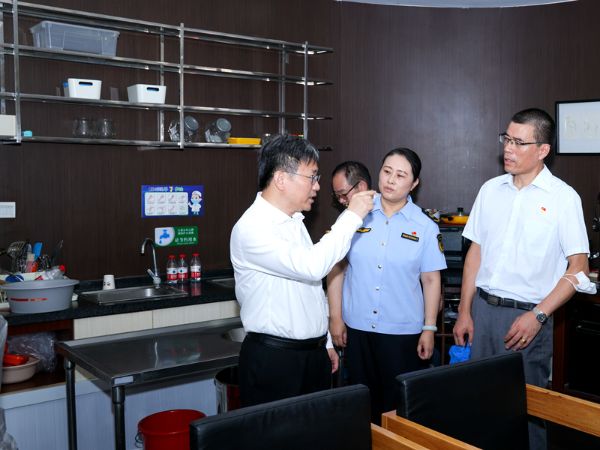 闵行区委副书记区长陈华文带队开展“开学第一餐”检查.jpg