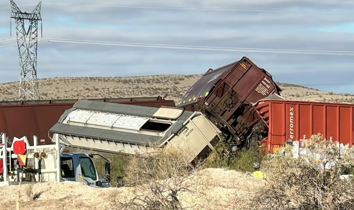 墨西哥北部一货运列车脱轨 已致1死10伤
