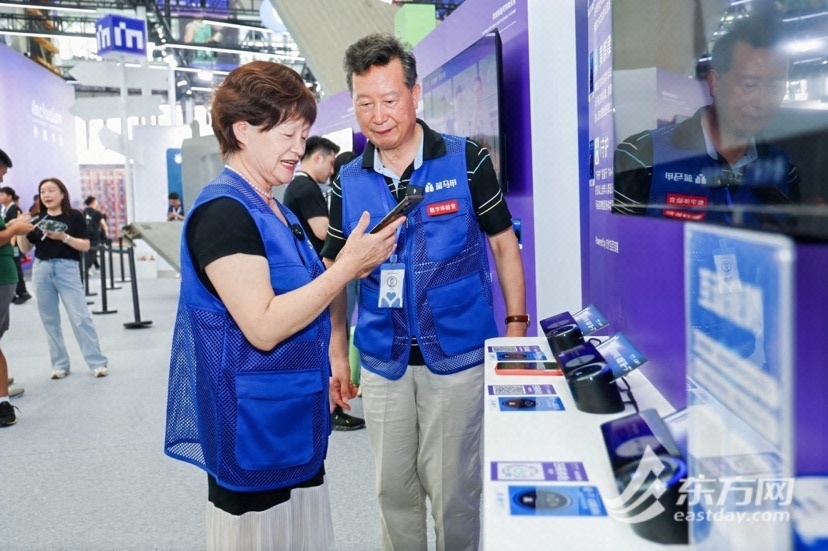 “银发宣讲团”成员胡洪瑞(右)担任蓝马甲数字体验官,测评“i守护”智能体。上海老年大学供图