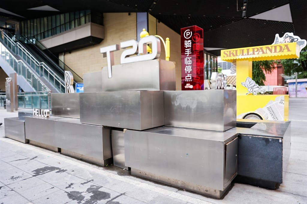 ▲商圈内设置多处骑手专属临时停车位(摄影:黄强)