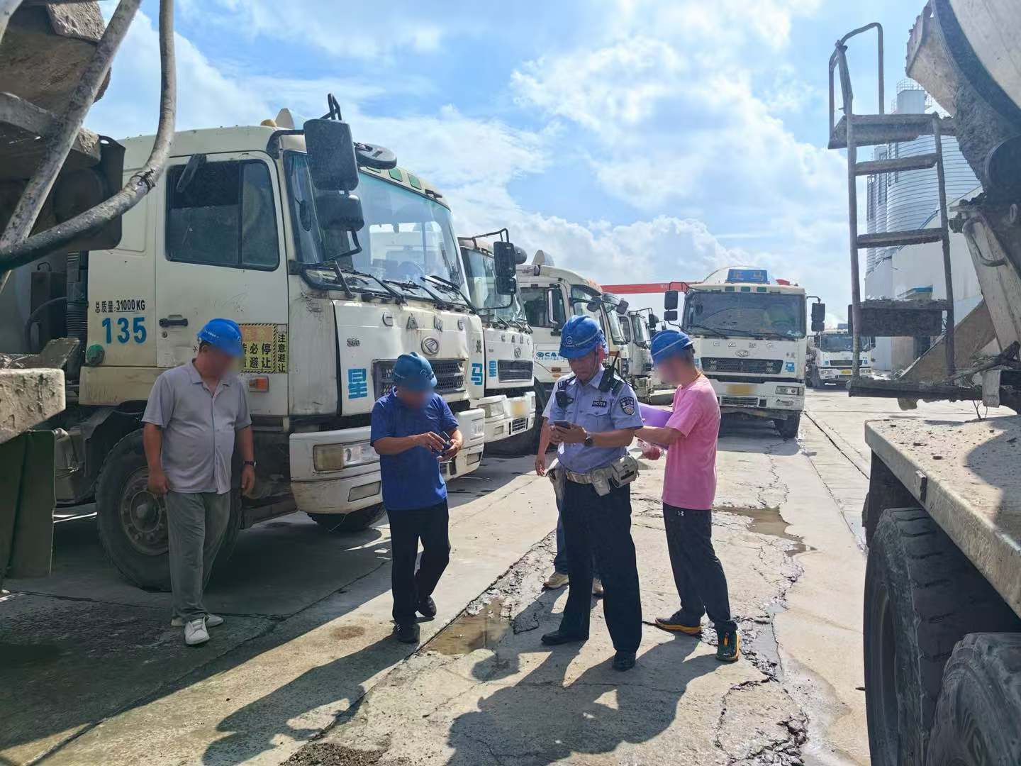 图说:闵行交警至辖区某物流公司开展安全检查