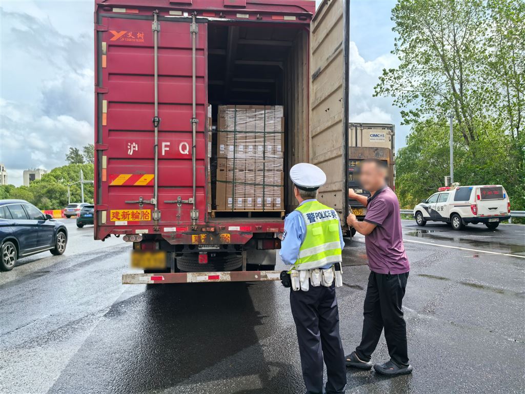 图说:青浦交警在G50沪渝高速徐泾收费站开展大型货车安全检查和违法整治(上海警方供图,同下)